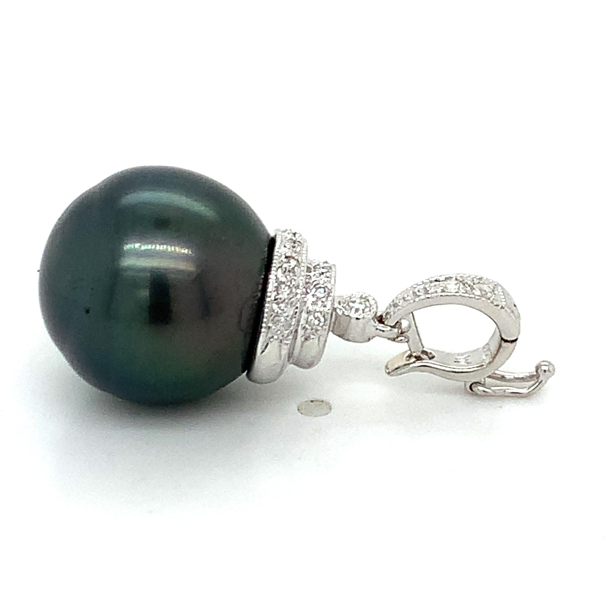 Vintage 18k Gold Tiered Dome Cap W/Black Tahitian Pearl And Diamond Bail Pendant
