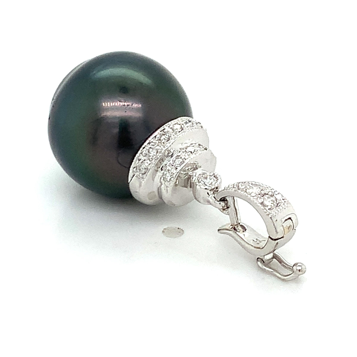 Vintage 18k Gold Tiered Dome Cap W/Black Tahitian Pearl And Diamond Bail Pendant