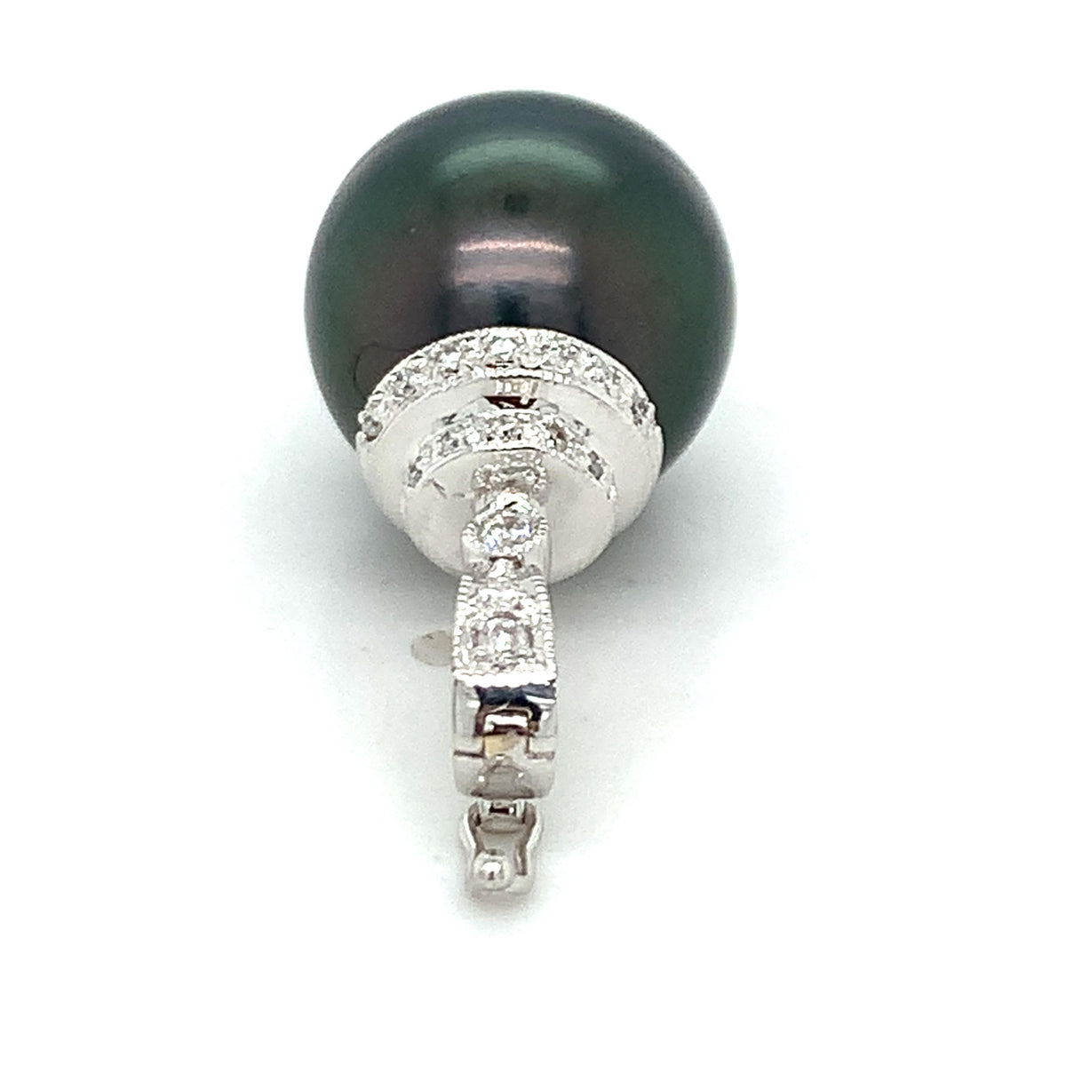 Vintage 18k Gold Tiered Dome Cap W/Black Tahitian Pearl And Diamond Bail Pendant