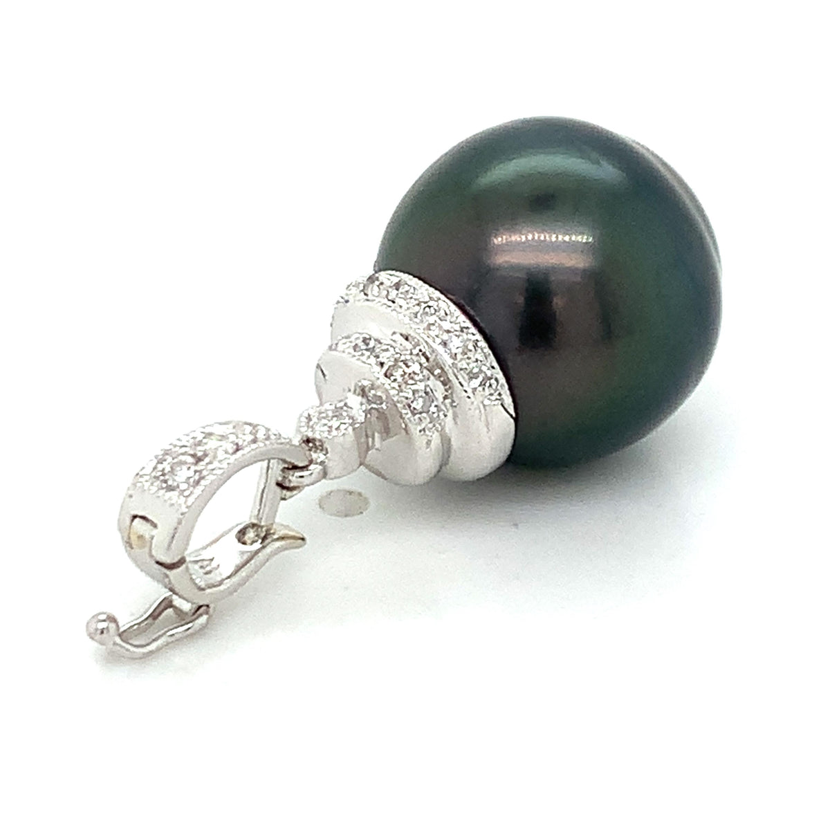 Vintage 18k Gold Tiered Dome Cap W/Black Tahitian Pearl And Diamond Bail Pendant