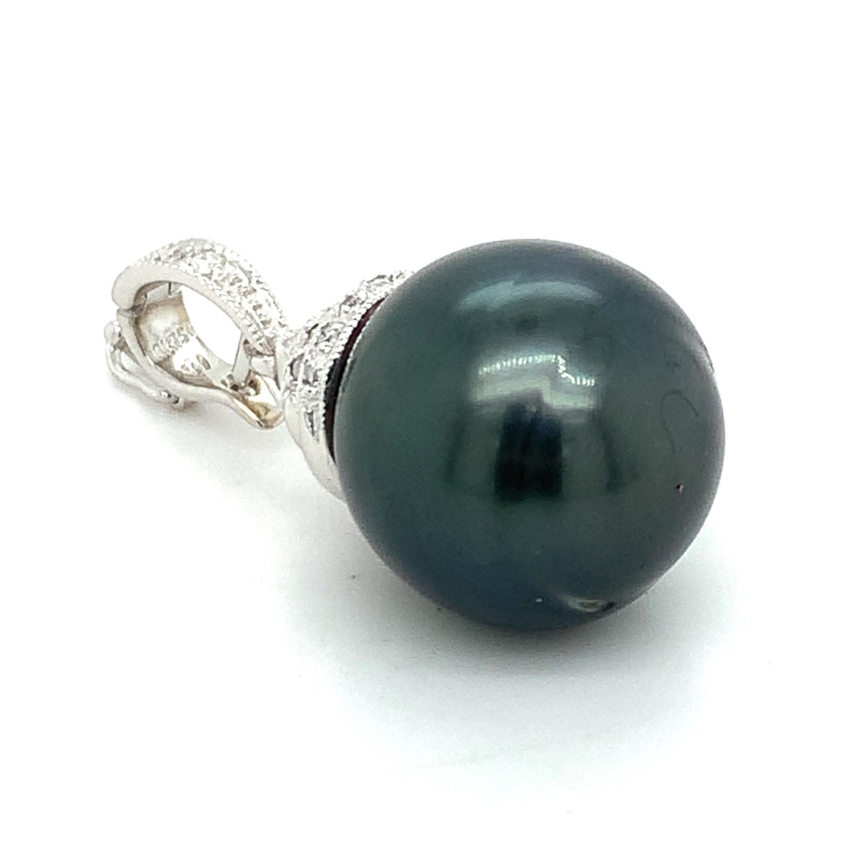 Vintage 18k Gold Tiered Dome Cap W/Black Tahitian Pearl And Diamond Bail Pendant